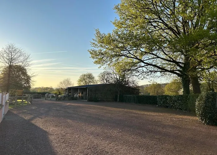 Independant Avec Cour Tennie